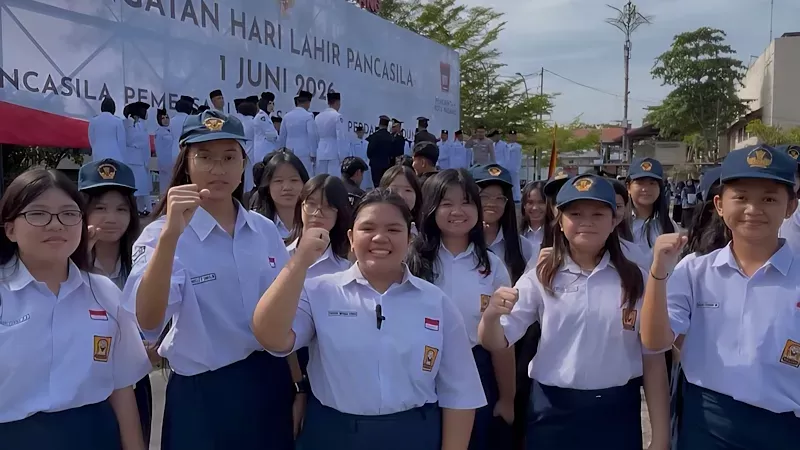 Para pelajar di Kota Padang saat peringatan Hari Lahir Pancasila 2026 di Lapangan Apeksi Balai Kota Aie Pacah pada Senin (1/6/2026) pagi. (Foto: Humas Pemko Padang)