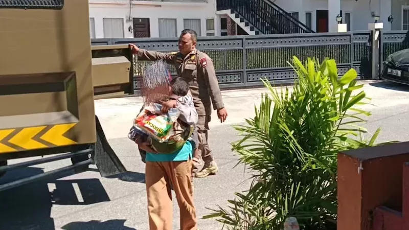Satpol PP Padang mengamankan perempuan yang mengemis sambil membawa anak di lampu merah Jalan Imam Bonjol. (Foto: Satpol PP Padang)