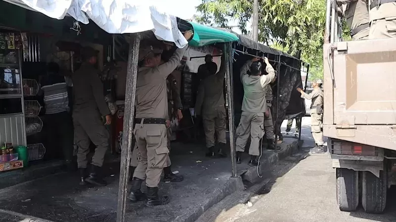 Satpol PP Padang menertibkan bangunan liar berupa lapak warung di atas trotoar Padang Utara setelah pemilik mengabaikan peringatan petugas. (Foto: Satpol PP Padang)