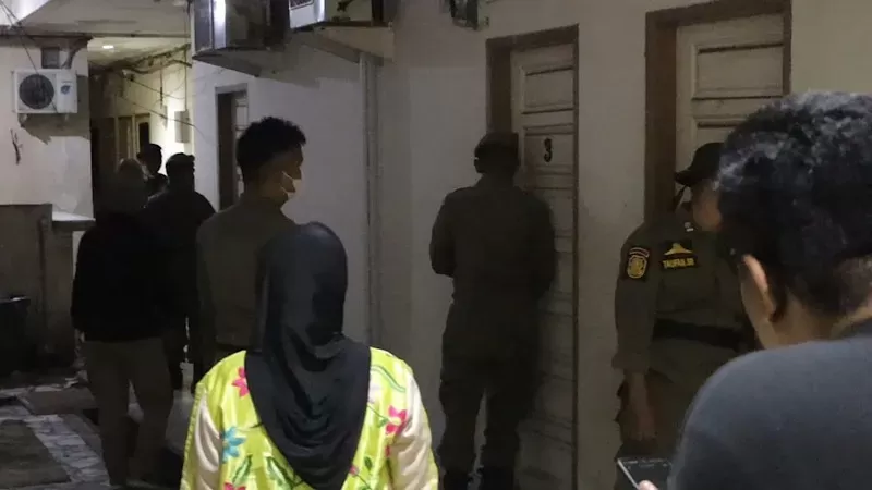 Satpol PP Padang saat  pengawasan kos-kosan dan hotel melati yang dilakukan pada Sabtu (6/6/2026) dini hari. (Foto: Satpol PP Padang)