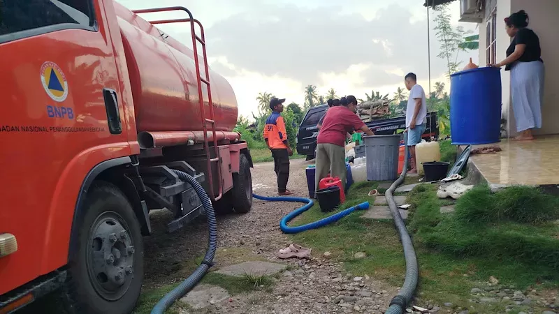 Pendistribusian air bersih kepada warga Kota Padang pascabencana banjir bandang. (Foto: BPBD Padang)