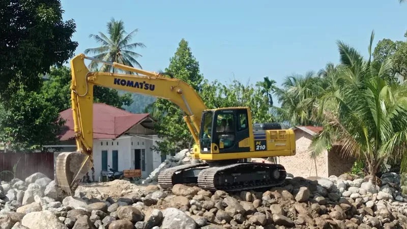Alat berat dikerahkan untuk perbaikan irigasi di Kota Padang pascabencana banjir dan banjir bandang yang melanda November 2025 lalu. (Foto: Istimewa)