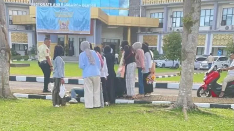 Salah satu korban berjenis kelamin laki-laki tergeletak di trotoar akibat dugaan peluru nyasar di depan Gedung Rektorat UNP, Selasa (2/6/2026) sore. (Foto: Istimewa)
