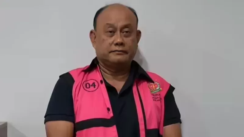 Eks Kepala BGN Dadan Hindayana memakai rompi tahanan Kejagung. (Foto: Kejagung RI)