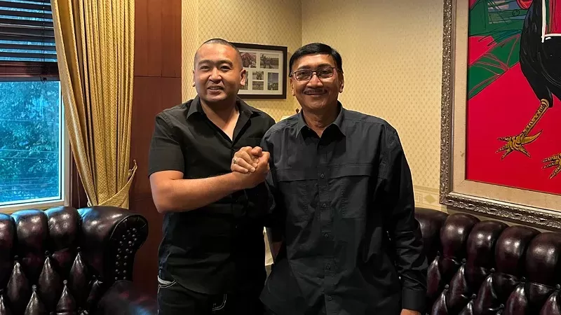 Pertemuan Mantan Wakil Gubernur Sumbar Audy Joinaldy dan Bupati Pesisir Selatan yang juga menjabat Ketua PSI Sumbar Hendrajoni. (Foto: Istimewa)