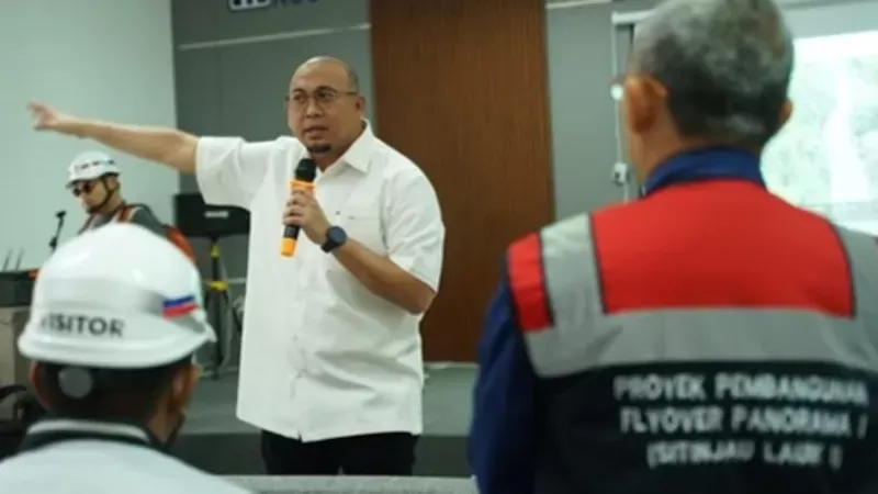 Wakil Ketua Komisi VI DPR RI Andre Rosiade meninjau proyek pembangunan Flyover Sitinjau Lauik Kota Padang, Senin (8/6/2026). (Foto: Istimewa)
