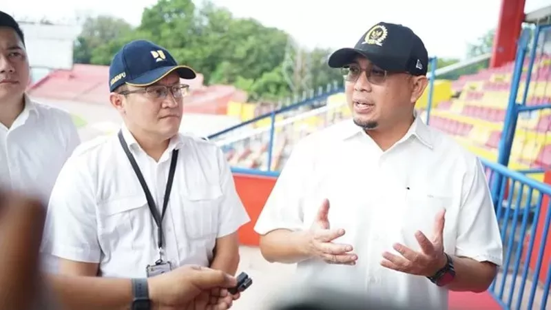 Andre Rosiade bersama Kepala Satker Prasarana Strategis Kementerian PU Rifi Firdaus meninjau proyek rekonstruksi GOR Haji Agus Salim Padang, Senin (8/6/2026). (Foto: Istimewa)