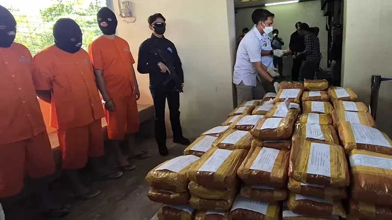 Empat tersangka ditampilkan saat pemusnahan barang bukti ganja kering seberat 145 kilogram, Rabu (10/6/2026). (Foto: Humas BNN Sumbar)