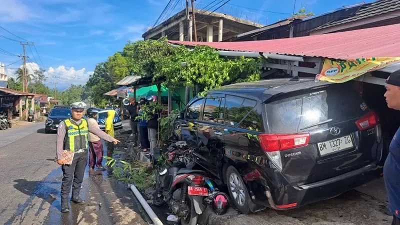 Kecelakaan lalu lintas di Tanah Datar, Kamis (11/6/2026) pukul 14.50 WIB terjadi saat Toyota Innova hilang kendali dan menabrak dua kendaraan serta bengkel warga, dua orang terluka. (Foto: Satlantas Polres Tanah Datar)