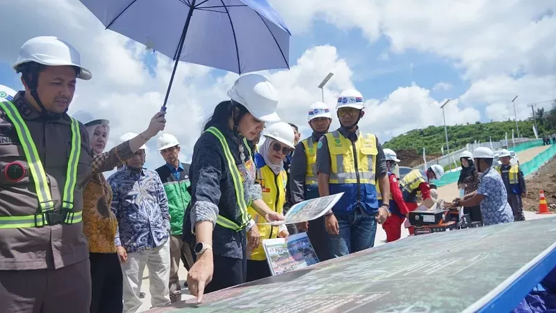 Bupati Dharmasraya Annisa Suci Ramadhani saat meninjau langsung progres pembangunan Sekolah Rakyat di kawasan Pulau Sawah, Nagari Sungai Kambut, Kecamatan Pulau Punjung, Kamis (11/6/2026) yang telah mencapai progres 74 persen. (Foto: Pemkab Dharmasraya)