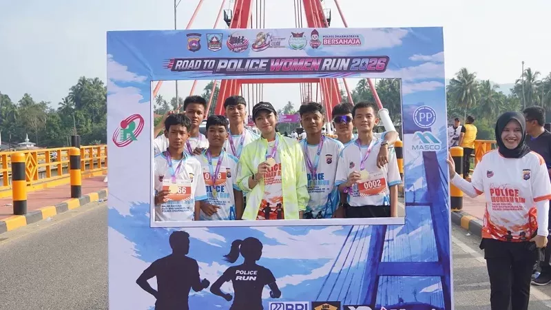 Bupati Dharmasraya Annisa Suci Ramadhani turut berlari bersama ribuan peserta pada Road to Police Woman Run 2026 di Dharmasraya, Minggu pagi (14/6/2026). (Foto: Pemkab Dharmasraya)