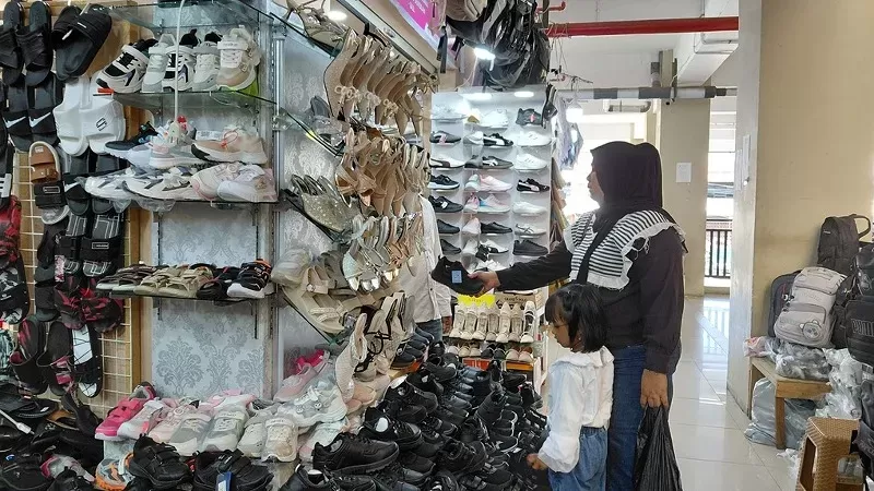 Warga saat berburu kebutuhan sekolah jelang tahun ajaran baru di Pasar Raya Padang Fase VII. (Foto: Kominfo Padang)