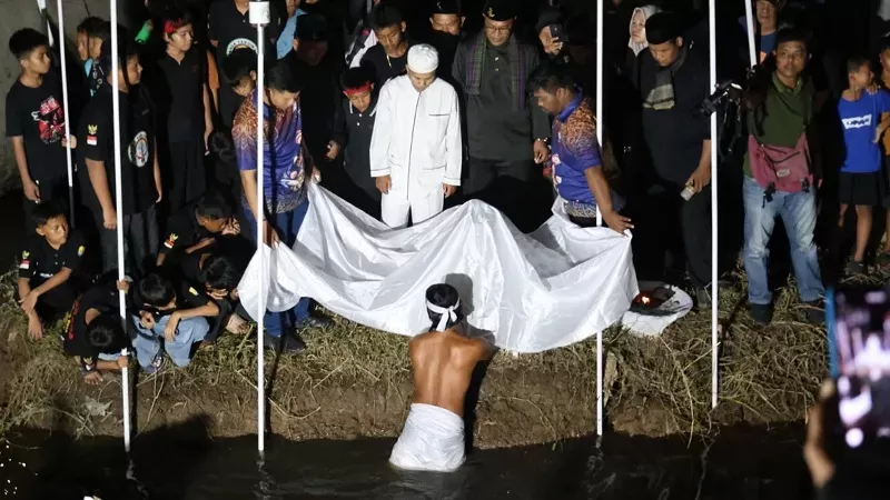 Prosesi maambiak tanah, rangkaian dari Pesona Hoyak Tabuik. (Foto: Pemko Pariaman)