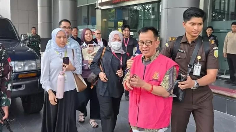 Beny Saswin Nasrun saat ditangkap Tim Kejari Padang bersama Tim SIRI Kejagung RI. (Foto: Istimewa)