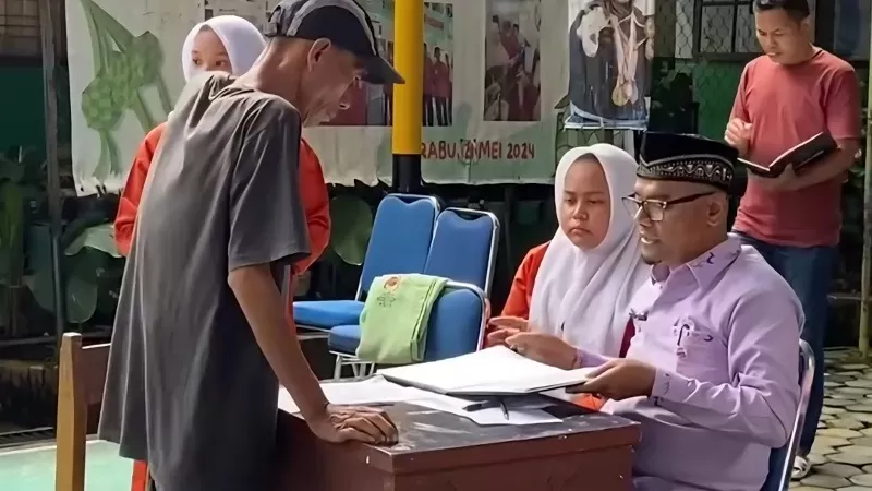 Seorang ayah di Kota Padang mengambil rapor anaknya. (Foto: Kominfo Padang)