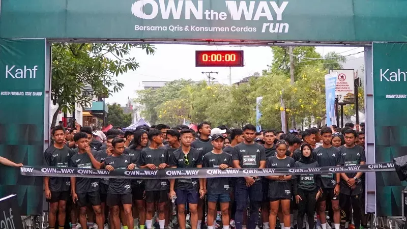 Peserta Kahf Own The Way Run 2026 bersiap untuk mulai berlari. (Foto: Kominfo Padang)