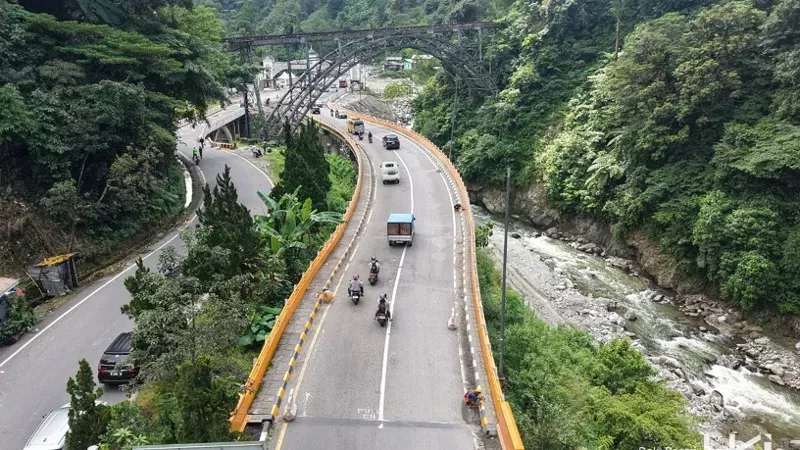 Sejumlah kendaraan melintasi jalur Lembah Anai (Foto: Hutama Karya)