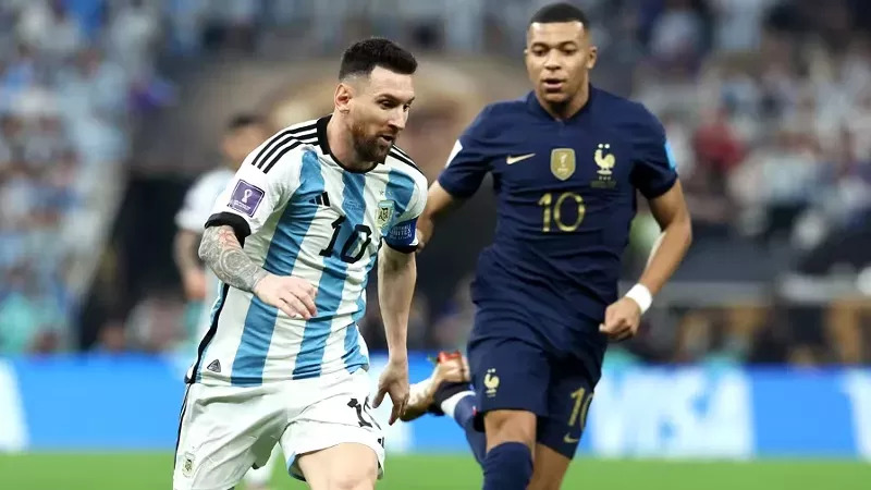 Lionel Messi dan Kylian Mbappe (Foto: FIFA)
