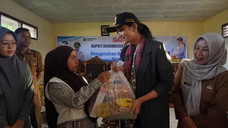Bupati Dharmasraya Annisa Suci Ramadhani memberikan bantuan permakanan untuk Ibu Hamil dan Menyusui. (Foto: Pemkab Dharmasraya)