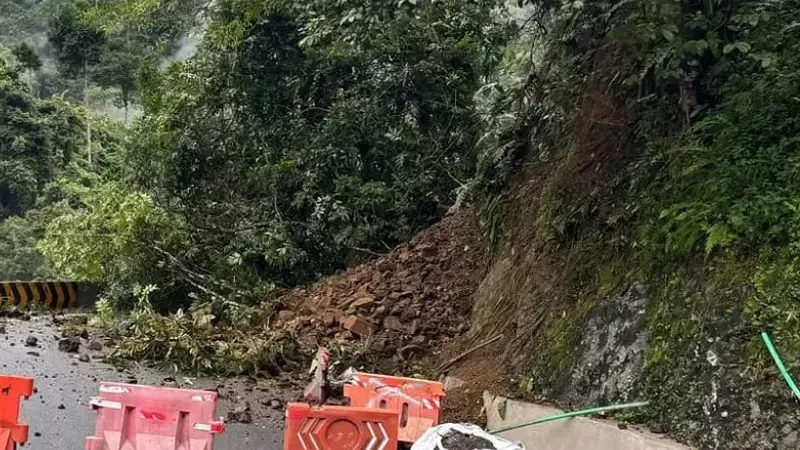 Kawasan Lembah Anai ditutup total menyusul bencana tanah longsor yang terjadi pada Rabu (24/6/2026). Sampai pukul 13.43 WIB, proses normalisasi jalan belum dapat dilakukan secara optimal. (Foto: Istimewa)