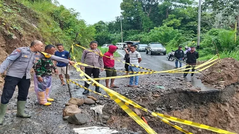 Jalan Labuah Sampik di Palembayan, Agam rusak parah akibat hujan deras, Rabu siang (24/6/2026). Mobil tidak bisa melintas, warga diminta mencari jalur alternatif. (Foto: Istimewa)