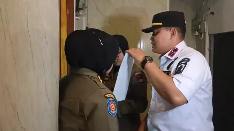 Satpol PP Padang saat melakukan pengawasan kos-kosan dan penginapan guna menjaga trantibum. (Foto: Pemko Padang)