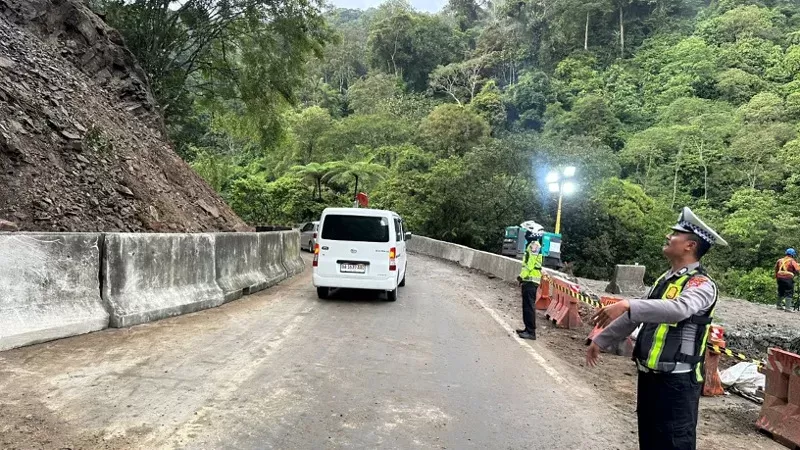 Jalur Padang–Bukittinggi di kawasan Lembah Anai kembali normal setelah sempat lumpuh akibat longsor yang menutup seluruh badan jalan, pada Rabu (24/6/2026). (Foto: Satlantas Polres Padang Panjang)