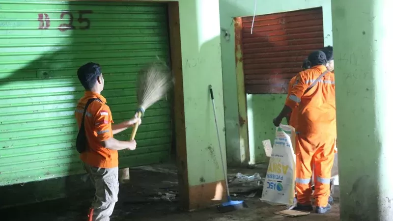 Pembersihan Pasar Raya Padang Blok II dan Blok III sebelum dilakukan revitalisasi. (Foto: Kominfo Padang)