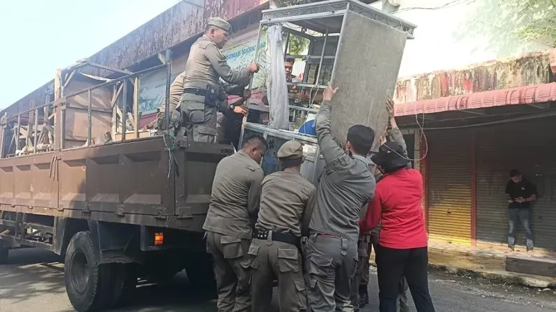 Personel Satpol PP Padang menertibkan lapak PKL di Pasar Raya Barat. (Foto: Satpol PP Padang)