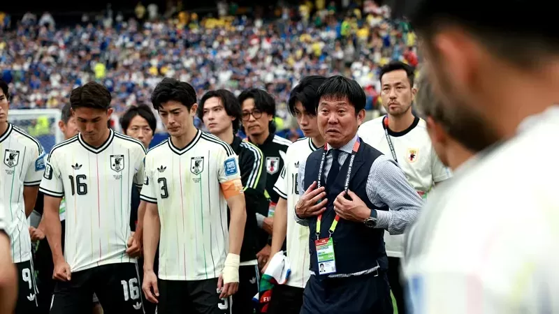 Hajime Moriyasu bersama para pemain Timnas Jepang usai dikalahkan Brasil dalam Babak 32 Besar Piala Dunia 2026. (Foto: FIFA)