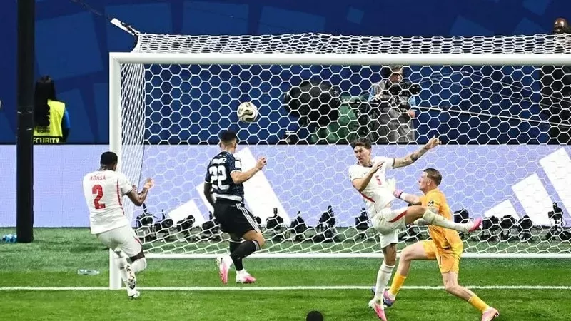 Sundulan Lautaro Martínez yang berbuah gol usai menerima asis dari Lionel Messi dan membuat Argentina berbalik unggul 2-1 atas Inggris serta melaju ke Final Piala Dunia 2026 menantang Spanyol. (Foto: FIFA)
