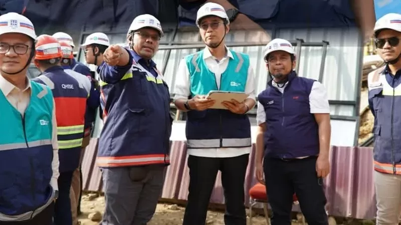 Wakil Direktur Utama Hutama Karya Sugeng Rochadi (tengah) meninjau proyek Flyover Sitinjau Lauik di Sumbar untuk memastikan progres berjalan optimal. (Foto: HPSL)