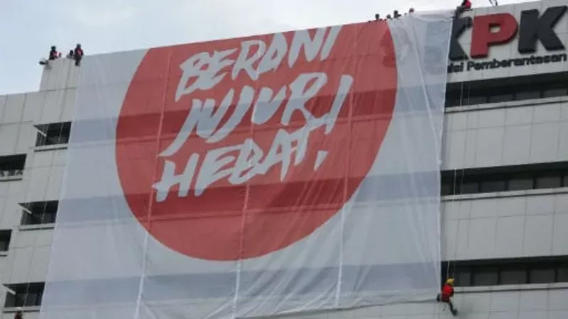 Pemasangan spanduk bertuliskan Berani Jujur Hebat di Gedung KPK. (Foto: The Jakarta Post)