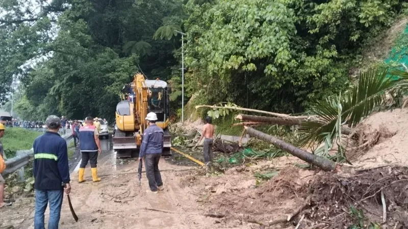 Longsor menutup seluruh badan jalan di jalur Lembah Anai pada Rabu (29/7/2026) sore. (Foto: Istimewa)