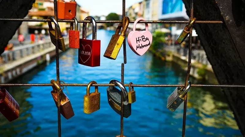 Ilustrasi Gembok Cinta di Jembatan Cinta (Foto: Pexels)