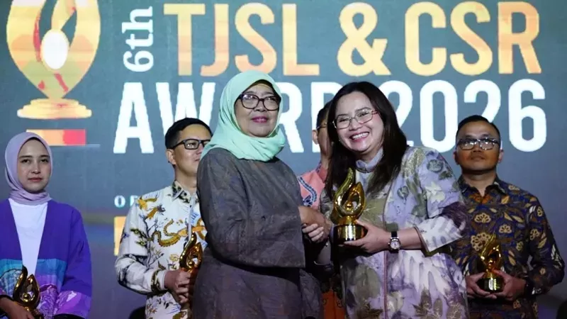 Kepala Unit TJSL Hutama Karya, Dianita Saraswati menerima penghargaan dalam ajang TJSL & CSR BUMN Track Award 2026 yang diserahkan oleh Wakil Ketua MPR RI, Eddy Soeparno. (Foto: Hutama Karya)