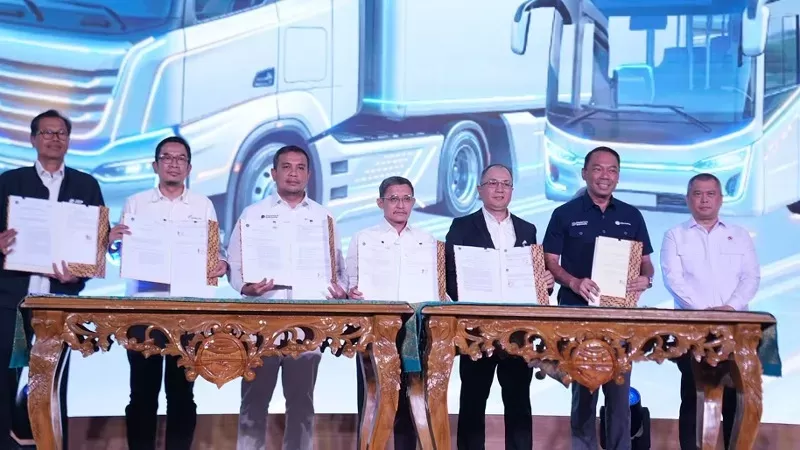 Penandatanganan kerja sama integrasi Blu-E dalam rangkaian kegiatan launching ETLE HUB di Ruang Mataram, Kementerian Perhubungan, Jakarta, Senin (10/8/2026). Penandatanganan kerja sama dilakukan antara Kementerian Perhubungan dengan sejumlah mitra strategis, salah satunya Hutama Karya. (Foto: Hutama Karya)