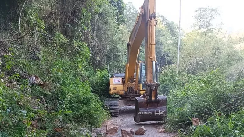 Hutama Karya mengerahkan dua excavator untuk membersihkan longsor dan memulihkan akses jalan serta irigasi terdampak gempa NTT di dua kabupaten. (Foto: Hutama Karya)