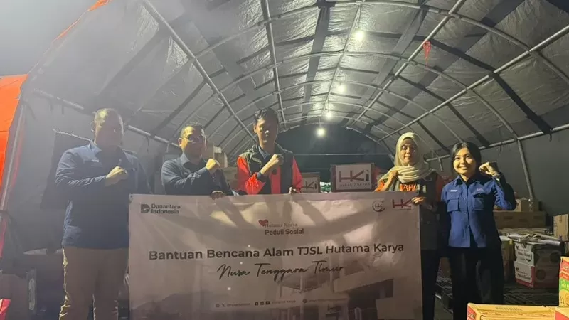 Hutama Karya mendukung penanganan tanggap darurat gempa NTT dengan bantuan logistik dan alat berat untuk membantu warga serta pemulihan infrastruktur. (Foto: Hutama Karya)