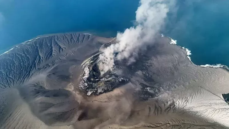 Gunung Anak Krakatau erupsi pada Minggu (6/9/2026). (Foto: Kementerian ESDM) 