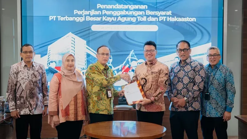 Penandatanganan Perjanjian Penggabungan Bersyarat dilakukan oleh jajaran Direksi HKA dan Direksi TBKA selaku para pihak dalam perjanjian, disaksikan jajaran Direksi PT Hutama Karya (Persero) serta Ketua Yayasan Kesejahteraan Karyawan selaku pemegang saham minoritas pada kedua perseroan. (Foto: HKA) 