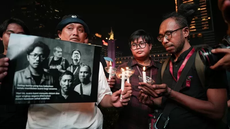 PFI Jakarta menggelar Doa Bersama untuk 5 jurnalis dan 3 awak kapal yang hilang kontak di perairan Gunung Anak Krakatau. Kegiatan tersebut berlangsung di Balai Pewarta Foto, Jalan Prof Muhammad Yamin, Menteng, Jakarta Pusat, Jumat (11/9/2026). (Foto: Rafdi Rahmadi/Sumbar Daily)