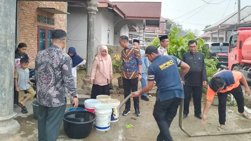 Penyaluran air bersih kepada masyarakat terdampak kekeringan di Kabupaten Dharmasraya. (Foto: Pemkab Dharmasraya)