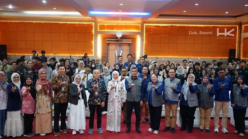 Hutama Karya melalui program TJSL bertajuk “HK Mengajar: Inspiring Leaders”, membekali mahasiswa UBH dengan wawasan kepemimpinan hingga teknologi digital konstruksi. (Foto: Hutama Karya)