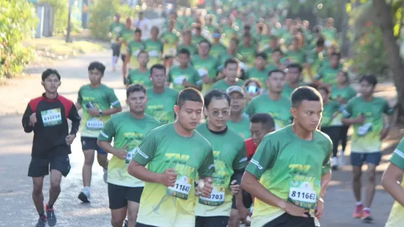 Ribuan masyarakat dari berbagai kalangan ikut meramaikan TNI Fun Run 2026 di Kota Padang, Minggu (20/9/2026). (Foto: Pendam XX/TIB)