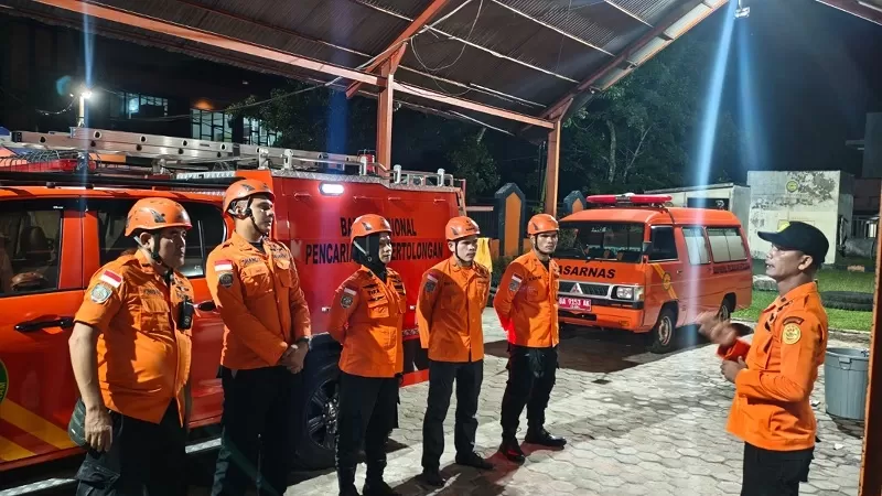 Kantor SAR Padang memberangkatkan enam personel rescuer ke lokasi banjir bandang Arosuka, Kabupaten Solok, Senin (21/9/2026) malam. (Dok. Basarnas)