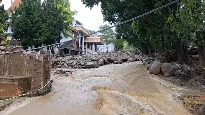 Kondisi Kantor Pemkab Solok saat diterjang bencana banjir bandang atau galodo, yang terjadi pada Senin malam (21/9/2026). (Foto: Tangkap Layar Video)