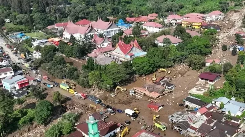 Bencana banjir bandang atau galodo yang menerjang Nagari Batang Barus, Kecamatan Gunung Talang, Kabupaten Solok, pada Senin (21/9/2026). (Foto: BPJN Sumbar)
