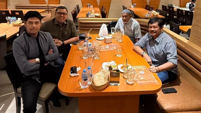 Manajer Semen Padang FC, Braditi Moulevey bertemu dan berdiskusi dengan Pelatih Kepala Nil Maizar, Penasihat Tim, Suhatman Imam, serta Pelatih Indra Sjafri mengenai perkembangan Semen Padang FC dan sepak bola Sumatera Barat. (Dok. Tim BM)