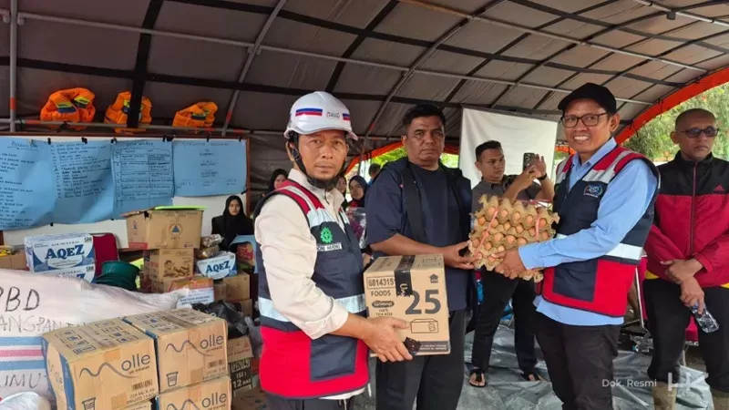Hutama Karya Grup menyalurkan bantuan logistik dan mengerahkan alat berat untuk mempercepat pemulihan warga terdampak bencana galodo di Solok. (Foto: Hutama Karya)